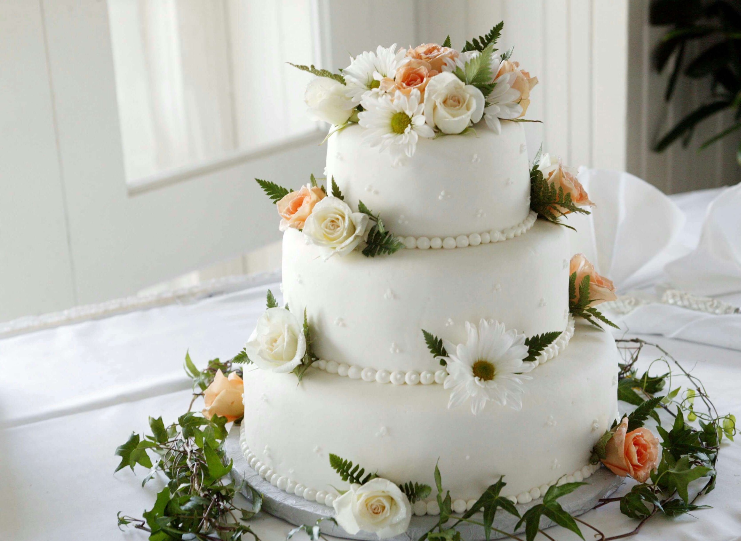 m atelier hochzeitstorte mit rosen